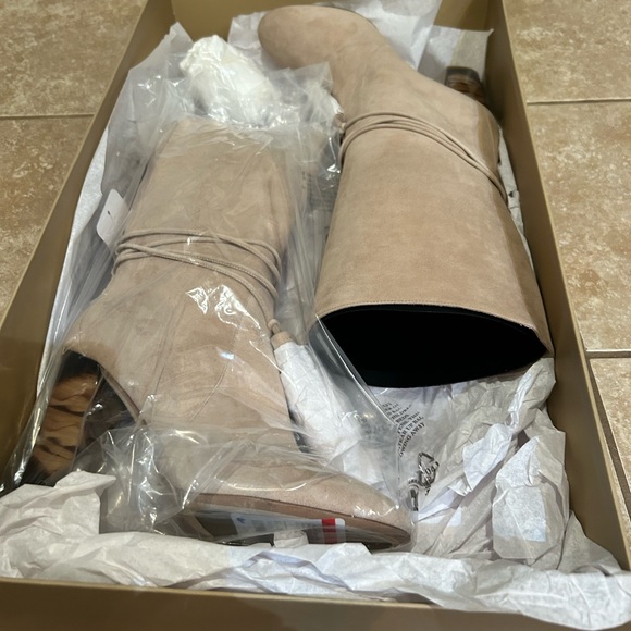 Never worn beige suede leather Burberry boots with box - Picture 5 of 8